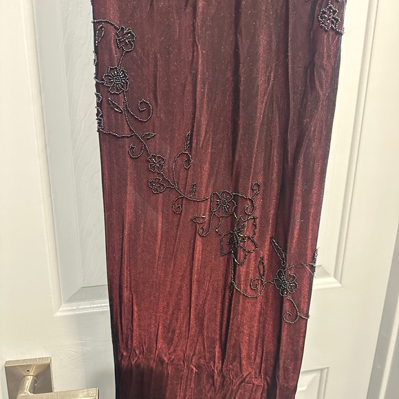 ✨ Scene Red & Black Velvet Beaded Formal Evening Gown – Size 11/12 ✨ - Picture 4 of 7